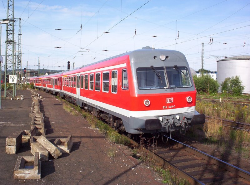 614 049-5 am 23.08.2004 in Gttingen. Die anschlieende Fahrt geht Lt 73113 nach Northeim.