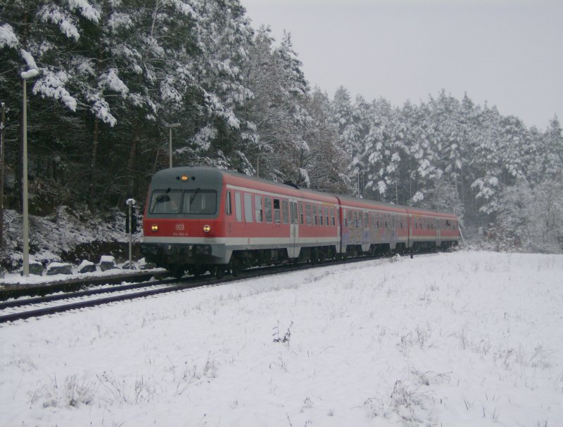 614 052 steht am letzten Betriebstag dieser Baureihe auf der strecke Siegelsdorf-Markt Erlbach in einem kleinen Haltepunkt.