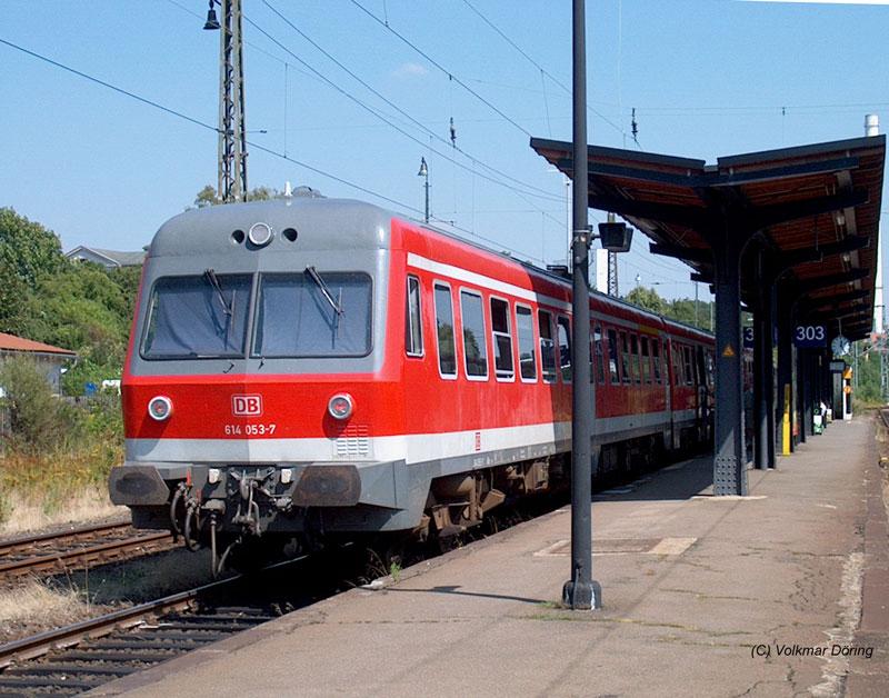 614 053 steht in Uelzen zur Abfahrt als RB 24280 nach Bremen bereit - 08.08.2004

