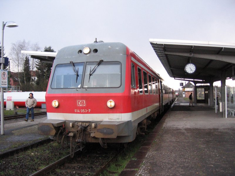 614 057-3 wartet am 18.3.2007 in Soltau auf die Abfahrt als RB nach Hamburg-Harburg.