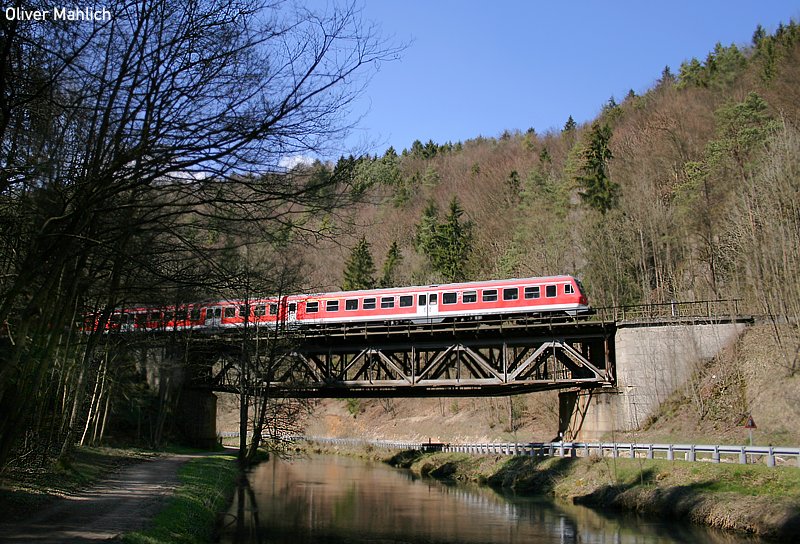 614 im Pegnitztal: Als RB von Nrnberg Hbf kommend, berquert dieser 614 die Pegnitz zwischen Rupprechtstegen und Velden. Gleich hinter der Brcke wird er in einem der 7 bekannten Tunnel verschwinden, dem  Rotenfels . Aufnahme vom Ostersonntag 2007.