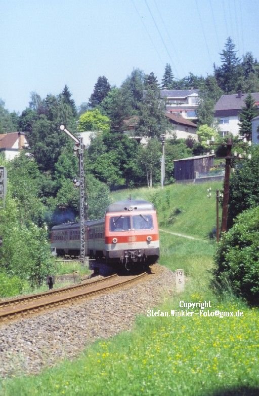 614017 biegt hier im Frhling in den spten 80ern bei Naila-Froschgrn um die Ecke. Den Fotopunkt gibt es noch, 614er fahren hier nicht mehr, sie fuhren von 1979-2006 auf der KBS 857 nach Bad Steben. Ein weiteres Beispiel aus meiner Sammlung (Nr. 37R22).
Abdruckerlaubnis ggf. bei mir!