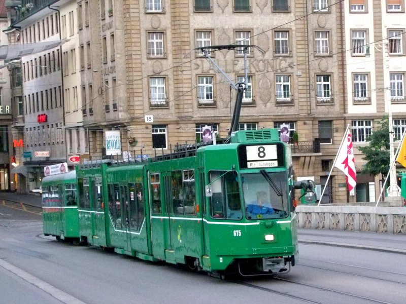 617 Linie8 mit Zielanzeige Kleinhningen fhrt um 7:15 die Steigung der Mittleren Rheinbrcke hoch; 080901 