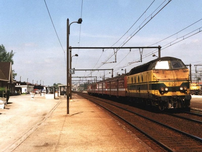 6201 mit L 1862 Gent Sint Pieters-Geraardsbergen auf Bahnhof Merelbeke am 21-5-2001.