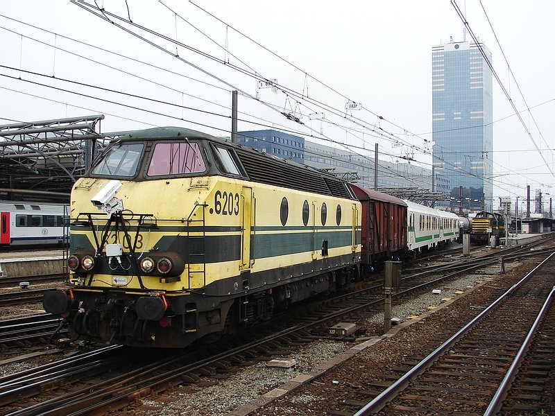 6203 und 6228  bei der Ausfahrt mit einem Unkrautbekmpfungszug aus dem Bahnhof Brssel Sd. (19.04.08)