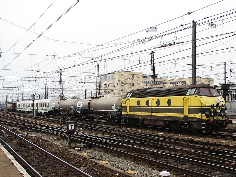 6228 und 6203  bei der Einfahrt mit einem Unkrautbekmpfungszug in den Bahnhof Brssel Sd. (19.04.08)