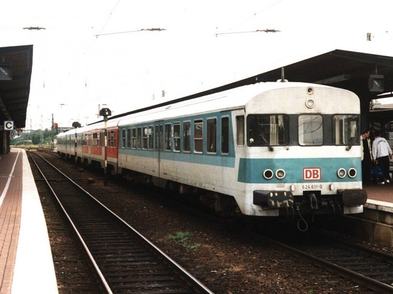 624 611-0/924 405-4/924 419-5/624 625-0 mit RB 12429 (RB 51 Westmnsterland Bahn) Dortmund-Gronau auf Dortmund Hauptbahnhof am 14-7-2001. Bild und scan: Date Jan de Vries. 
