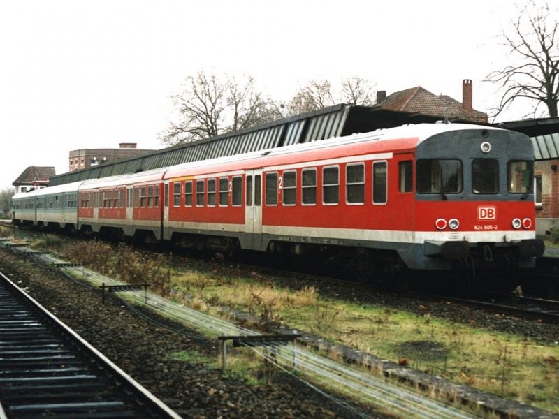 624 632-6/924 428-6/924 433-6/624 605-2 mit RB 12781 (RB 64 Euregio-Bahn) Gronau-Mnster auf Bahnhof Gronau am 19-11-2000. Bild und scan: Date Jan de Vries. 