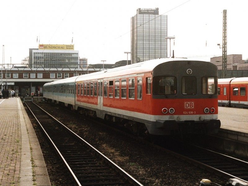 624 638-3/924 414-6/624 mit RB 72319 (RB 53 Ardey-Bahn) zwischen Dortmund und Iserlohn auf Dortmund Hauptbahnhof am 14-7-2001. Bild und scan: Date Jan de Vries. 