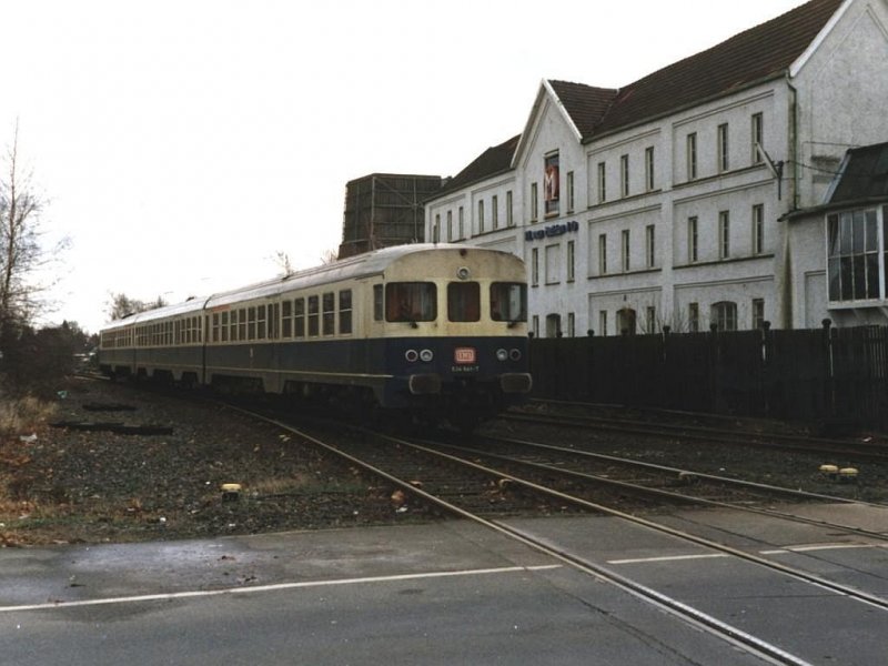 624 641-7/924 413-8/634 655-5 mit Nahverkehrszug 7070 Mnster–Gronau auf Bahnhof Gronau am 25-11-1992. Die Umgebung hat sich hier sehr verndert. Bild und scan: Date Jan de Vries. 