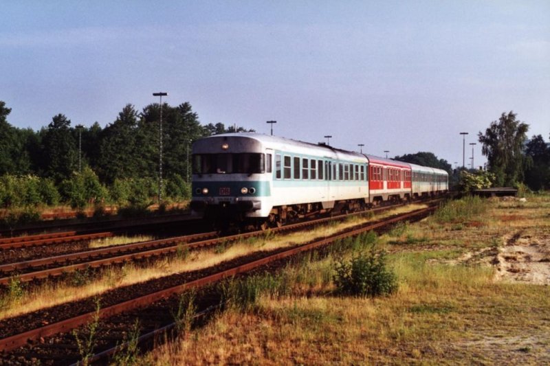 624 650-8/924 401-1/924 410-4/624 672-2 mit RB 4808 Wlhelmshaven-Osnabrck Hbf auf Bahnhof Bramsche am 2-6-2000. Bild und scan: Date Jan de Vries.


