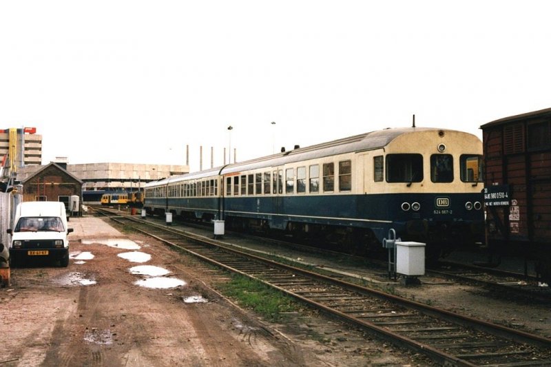 624 667-2 auf Bahnhof Groningen (Die Niederlande) am 10-10-1987. Bild und scan: Date Jan de Vries. 