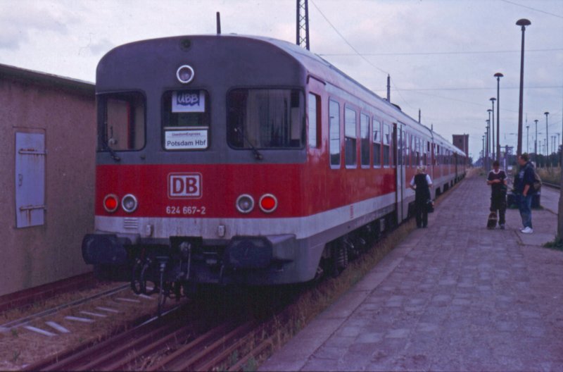 624 667-2 wartet im Sommer 2004 in Zssow auf die Abfahrt als D  Usedom-Express   nach Potsdam Hbf.