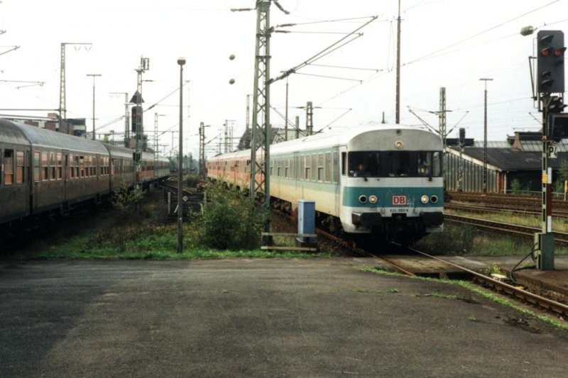 624 669-8/924 433-6/624 612-6 mit RB 4834 Wilhelmshaven-Osnabrck auf Oldenburg Hauptbahnhof am 16-9-2000. Bild und scan: Date Jan de Vries.



