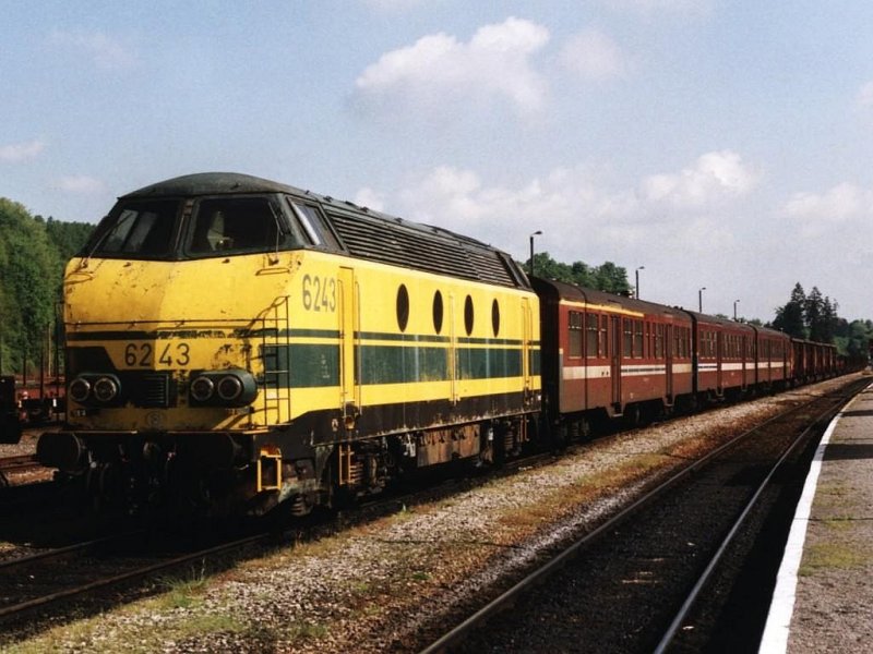 6243 auf Bahnhof Walcourt am 19-5-2001.