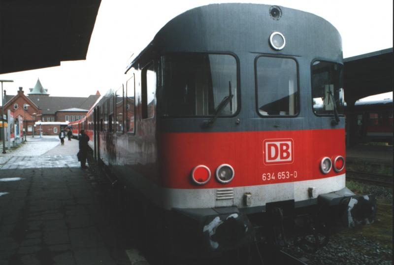 624/634 653 ist als RB 25680 soeben aus Bremerhaven Hbf in Cuxhaven angekommen. Datum: 28.8.2003