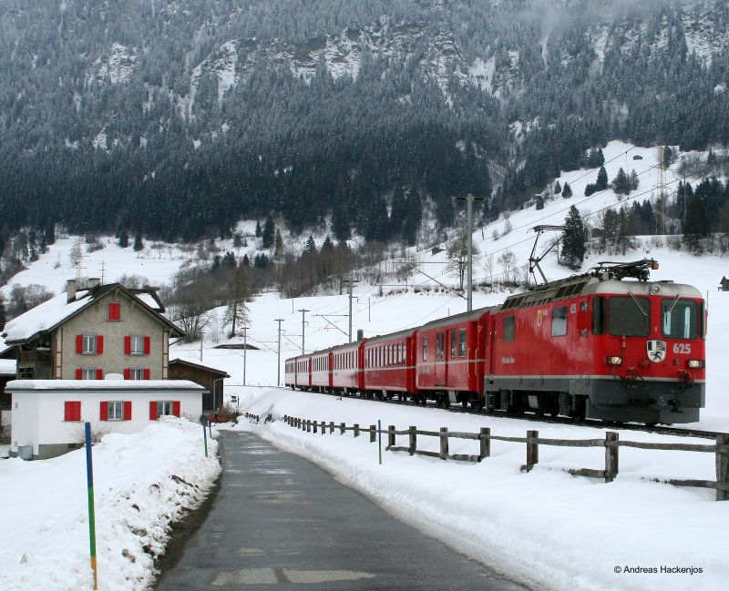 625 der Rhb mit dem RE 1236 (Scuol-Tarasp-Disentis/Mu ster) kurz hinter Ilanz (CH) 23.2.09