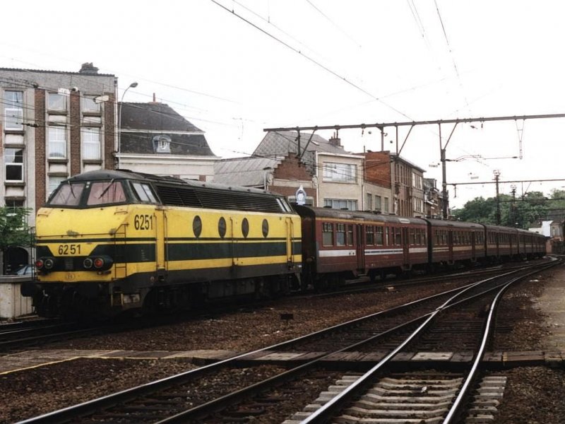6251 mit IR 3213 zwischen Antwerpen und Neerpelt auf Bahnhof Lier am 17-05-2001.