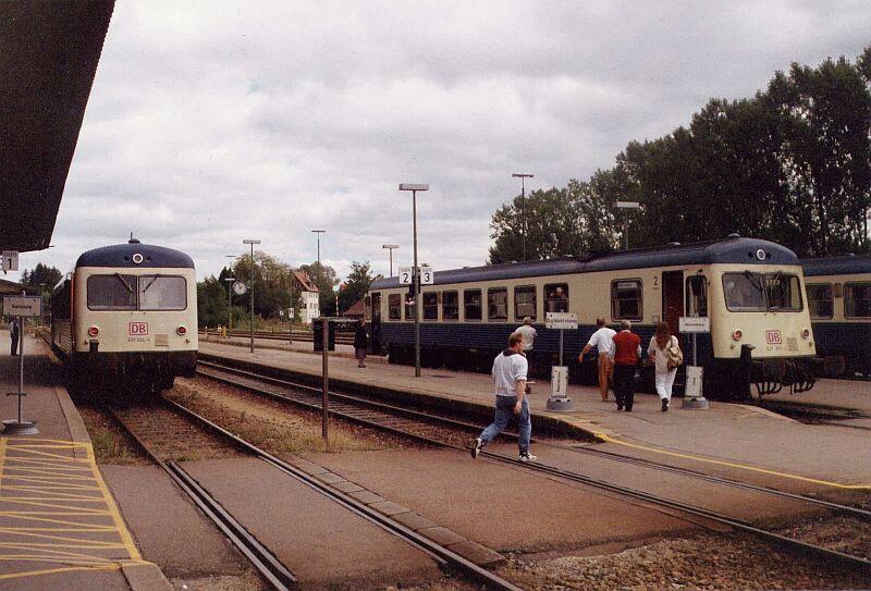 627 004 nach Karlsruhe (links) und 627 005 nach Herrenberg (rechts, mit alter Lackierung) 1997 in Freudenstadt Hbf. 
