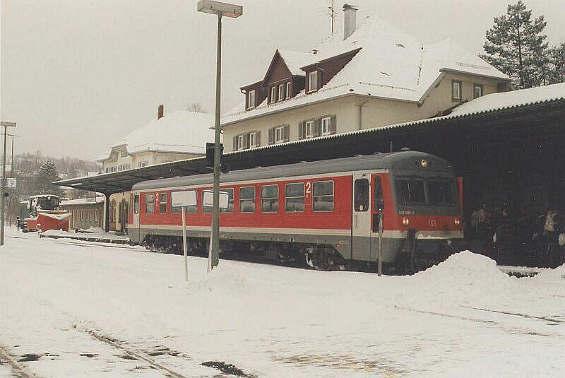 627 005 mit neuer Lackierung in Freudenstadt Hbf im Februar 1999
