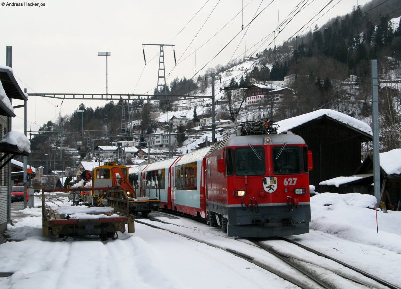 627 der Rhb mit einem Glacierexpress bei der Durchfahrt Ilanz (CH) 23.2.09