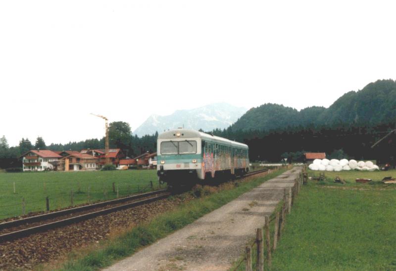 628 014 aus Kempten,mit einer RB Reutte in Tirol-Oberstdorf hinter dem Bahnhof Langenwang am 18. August 2003.
