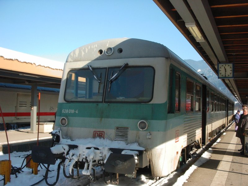 628 018 und steht am Bahnhof Oberstdorf und wartet auf die Abfahrt nach Immenstadt (13.02.03)