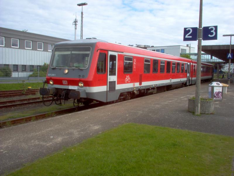 628 208 erwartet Abfahrt in Puttgarden als RB nach Lbeck Hbf am 26. Mai 2006.