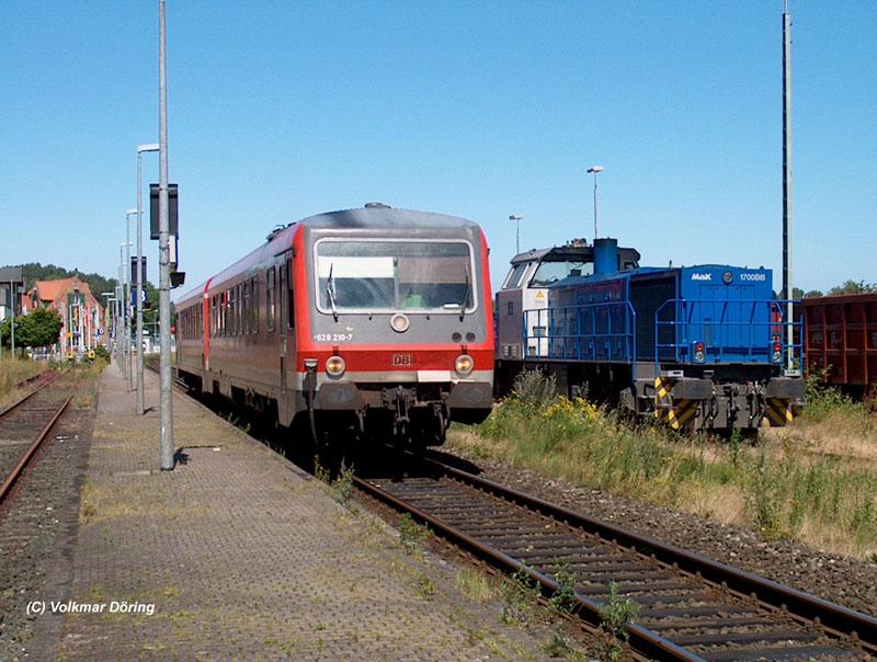 628 210 als RB 21887 Puttgarden - Lbeck bei Ausfahrt aus Oldenburg (Holst), daneben MaK 1700BB der Verkehrsbetriebe Peine-Salzgitter -  28.07.2004