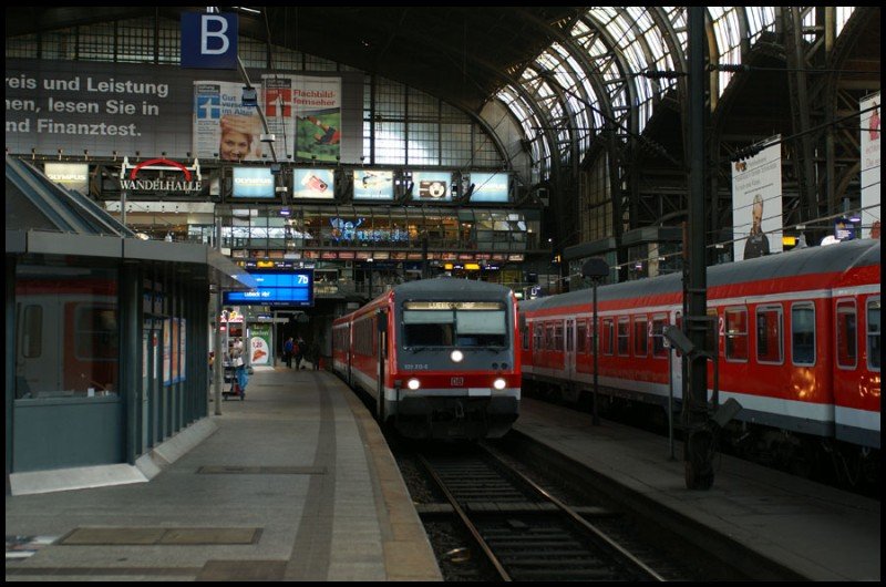 628 212-8 wartet am 25.05.2008 um 5:56 im Hamburger Hauptbahnhof auf die Abfahrt als RE nach Lbeck Hbf.