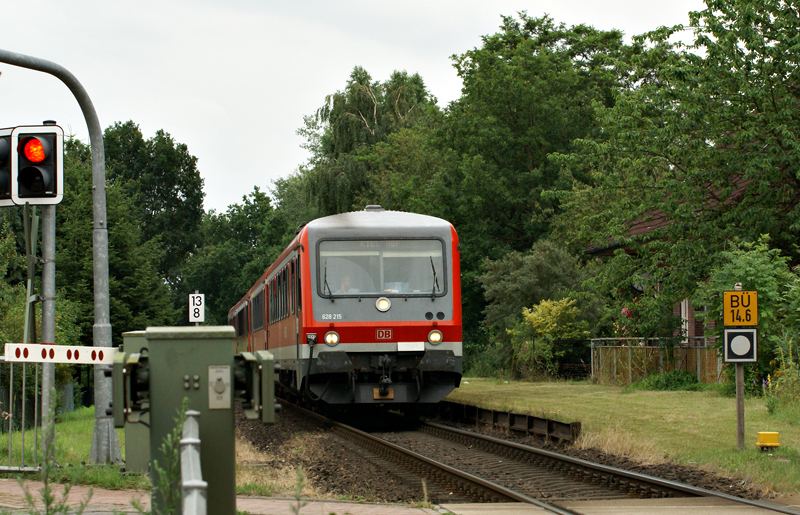 628 215 und ein weiterer 628er am 12.07.2009 als RE nach Kiel beim Passieren des ehemaligen Haltepunkts Gleschendorf.