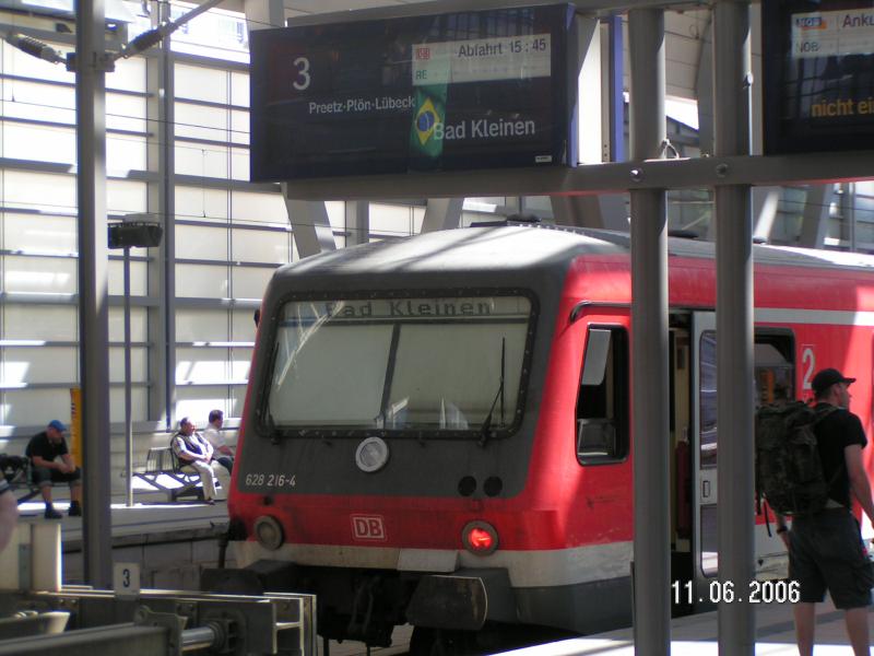 628 216-4 wartet am 1.06.2006 in Kiel Hbf auf die Ausfahrt nach Bad Kleinen.