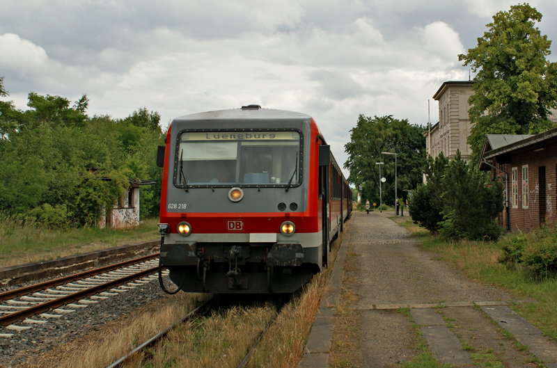 628 218 und 628 209 am 21.06.2009 als RB nach Lneburg im Bahnhof Dannenberg Ost.Die Wendlandbahn wird sonntags im 4 Stunden-Takt bedient.