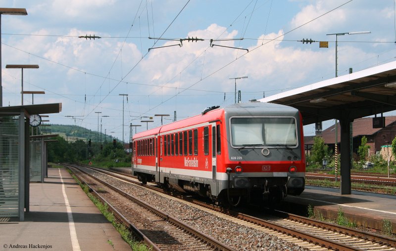 628 229-7 als RB 33560 (Crailsheim-W�rzburg Hbf) bei der Abfahrt Lauda 22.5.09