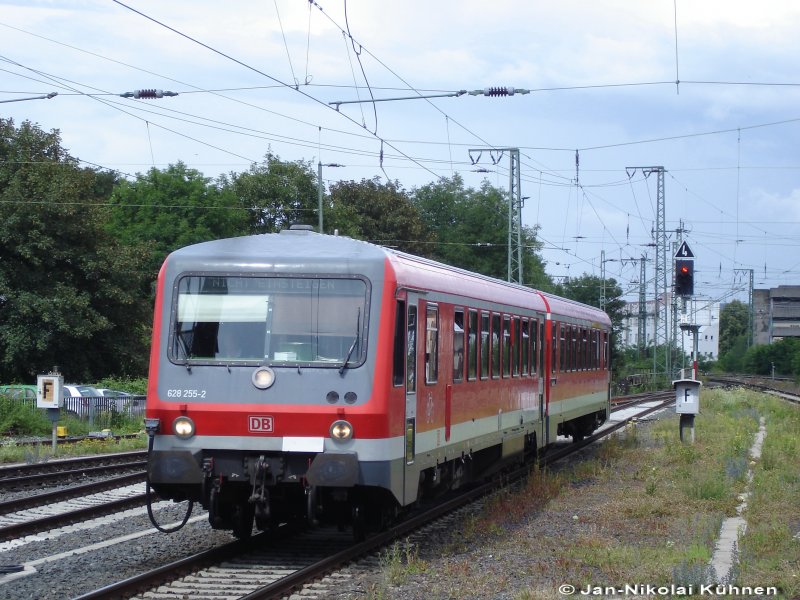 628 255 fhrt als Lz am 2.7.07 in den Gieener Bahnhof ein.