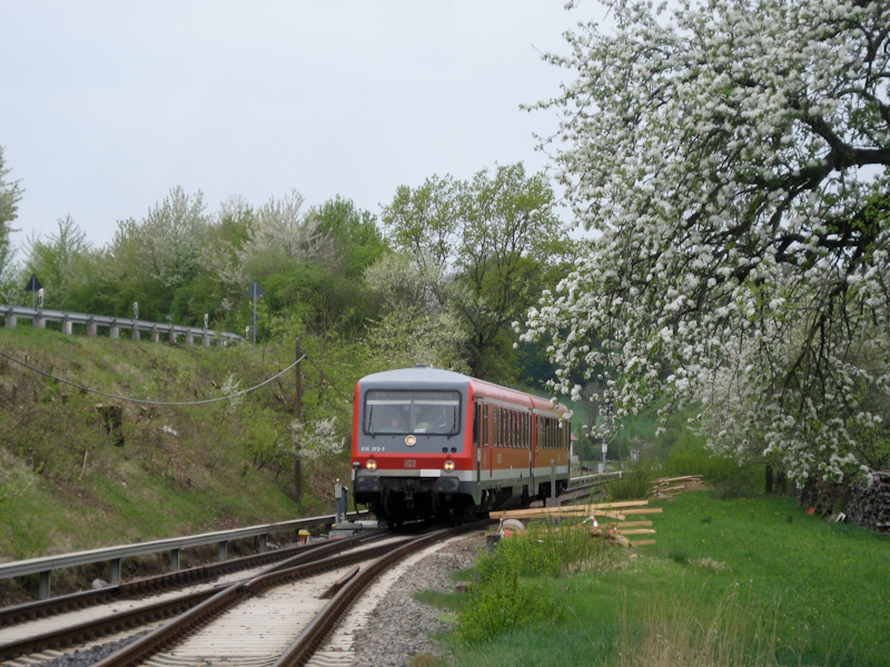 628 272-2 als RB 18327 am 16. April 2009 kurz vor der Einfahrt in Grombach.