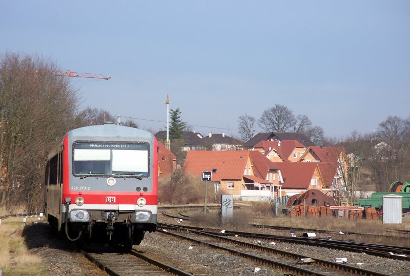 628 273 als Regionalbahn aus Wrth (Rhein) Bahnhof nach Lauterbourg kurz vor Erreichen des Bahnhofes Lauterbourg, 26.01.08.