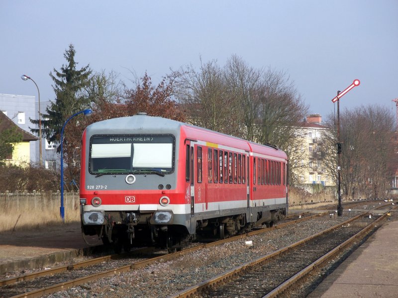 628 273 als Regionalbahn von Lauterbourg nach Wrth auf dem Weg in Richtung Heimat. Aufgenommen bei der Ausfahrt von Lauterbourg am 26.01.08.