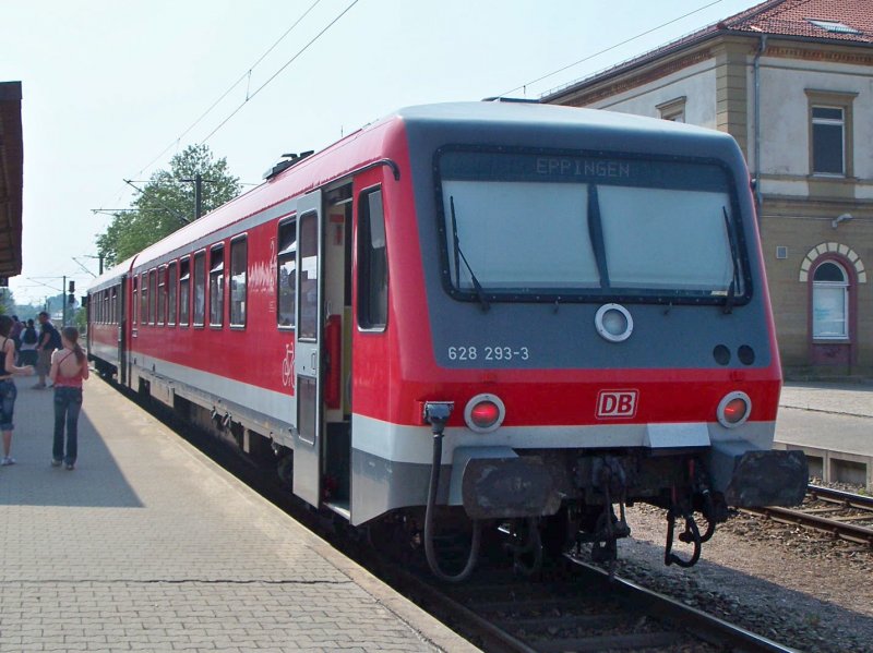 628 293-3 ist soeben aus Heidelberg eingefahren. Eppingen am 28.04.2007.