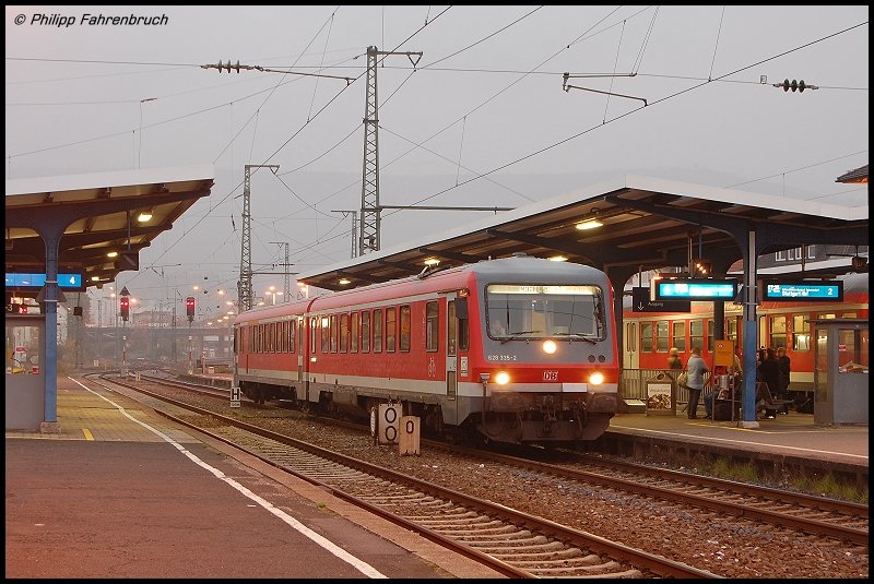 628 335-2 am Morgen des 13.10.07 als RE 22510 von Ulm HBF nach Crailsheim kurz vor der Abfahrt auf Gleis 3 des Aalener Bahnhofs.