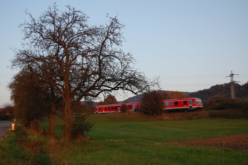628 342-5 fhrt am Abend des 07.10.07 als RegionalExpress von Crailsheim nach Ulm Hbf, hier bei Aalen-Hofen aufgenommen.