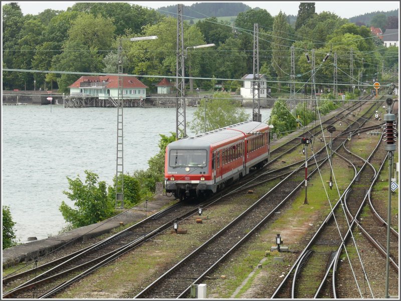 628 343-6 �berquert den Damm zum Bahnhof Lindau Hbf aus Richtung Friedrichshafen. Obwohl die anschliessenden, innerdeutschen Strecken noch reine Dieselstrecken sind, hangen hier jede Menge Fahrdr�hte f�r die Z�ge aus �sterreich und der Schweiz. (26.05.2008)