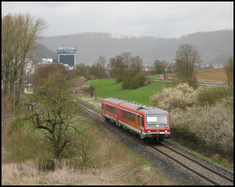 628 344-4 fuhr am Nachmittag des 19.04.2008 als RegionalExpress von Aalen nach Ulm Hbf. Hier fhrt er gerade an bereits blhenden Struchern in Oberkochen vorbei.