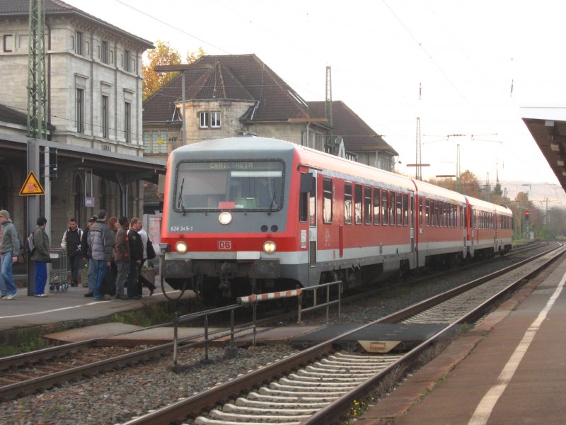 628 345-1 und 266-9 stehen als RB 33573 nach Crailsheim in Lauda auf Gleis 2 31.10.07