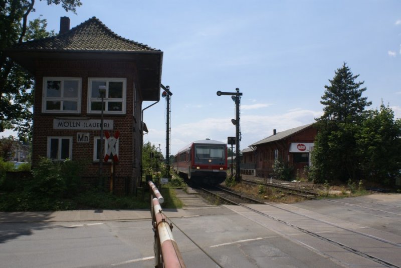 628 349-0 fhrt am 18.07.2007 aus dem Bahnhof von Mlln in Richtung Lbeck aus