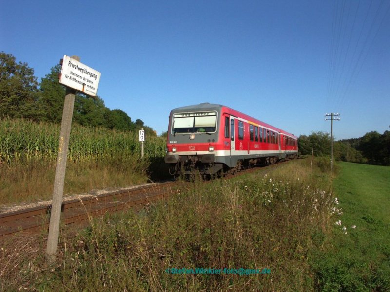 628 412  Stadt Selbitz  fährt am 24.08.2009 von Selbitz Richtung Naila und Bad Steben. Der BÜ in Km 17.0 soll aufgelassen werden, so eine Veröffentlichung im örtlichen Amtsblatt.