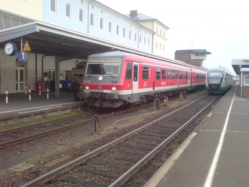 628 423-6, 928 423-3 auf Gleis 1 und gleich daneben auf Gleis 2 642 307-2/807-1 der Vogtlandbahn GmbH am 21.04.08 in Weiden (Oberpfalz)