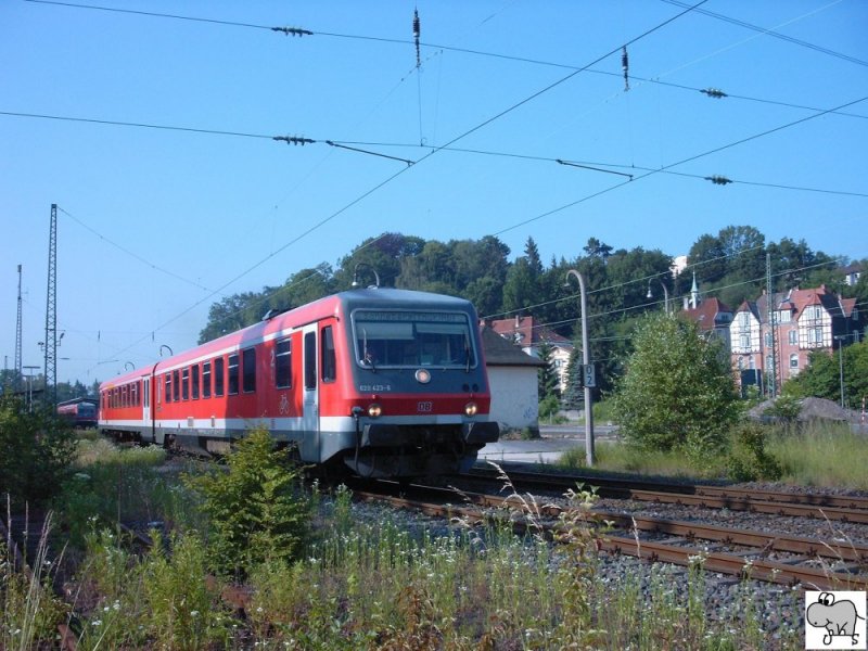 628 423-6 verlsst den Bahnhof Coburg in Richtung Sonneberg. Wegen Gleisbauarbeiten in Richtung Lichtenfels wurde whrend des Sommers 2006 ein Inselverkehr zwischen Coburg und Sonneberg mit 628er Triebzgen eingerichtet. Die Fahrzeuge, die sonst nur nach Bad Rodach von Coburg aus fahren (Gleis 5), hielten zu dieser Zeit an den Gleisen 1 und 2 im Coburger Bahnhof. Die Aufnahme entstand am 17. Juni 2006.