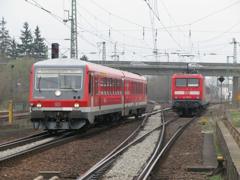 628 426 und 143 207 mit einer RB begegnen sich am 1.4.2008 in Obertraubling.