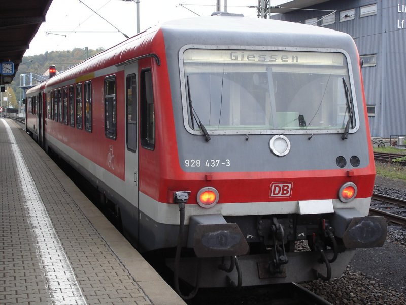 628 437 wartet im Sommer 2006 auf das Signal zum Ausfahren. Aufgenommen wurde das Bild in Limburg (Lahn) und Fahrtziel ist Gieen.